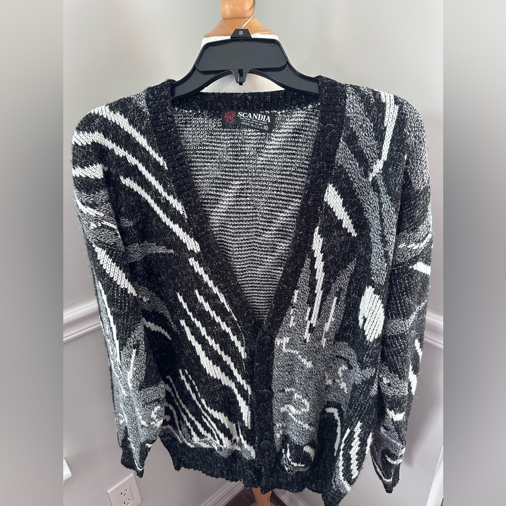 Vintage Scandia Women's Black and White Sweater